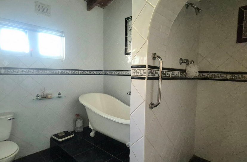 6 Bedroom Property for Sale in Amalinda North Eastern Cape